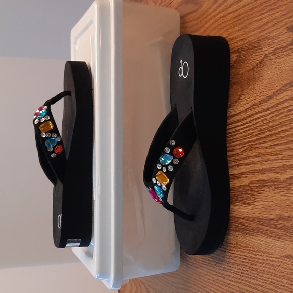 Ocean Pacific black flip flops - Picture 2 of 6